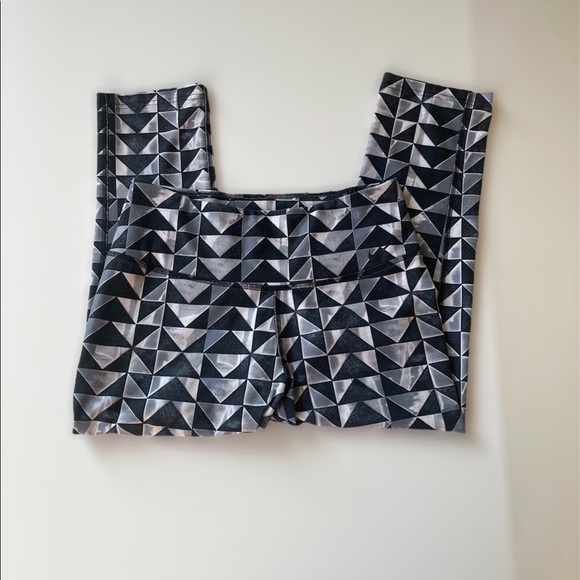 Nike Dri Fit Triangle Geo Print Cropped Leggings Ladies Small Gray Black - Picture 2 of 3